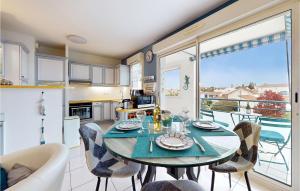 eine Küche und ein Esszimmer mit Tisch und Stühlen in der Unterkunft Lovely Apartment In Royan With Wifi in Royan