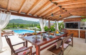 Bazén v ubytování Holiday Home Blato Na Cetini 9 nebo v jeho okolí