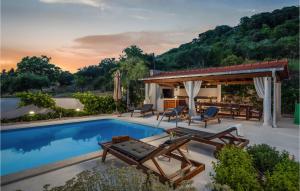 Bazén v ubytování Holiday Home Blato Na Cetini 9 nebo v jeho okolí + 36 fotografií