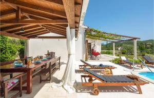 Bazén v ubytování Holiday Home Blato Na Cetini 9 nebo v jeho okolí