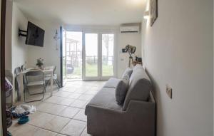 斯佩隆加Cozy Apartment In Sperlonga的带沙发和桌子的客厅