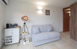 斯佩隆加Cozy Apartment In Sperlonga的带沙发和灯的客厅
