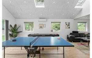 Πινγκ πονγκ στο Cozy Home In Væggerløse With Sauna ή εκεί κοντά
