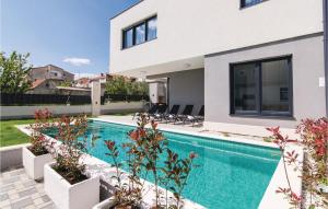 ein Swimmingpool im Hinterhof eines Hauses in der Unterkunft Five-Bedroom Holiday Home In Kastel Kambelovac in Kaštela