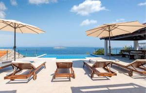 プリグラディサにあるHoliday Home Blato Prigradicaのプールサイドの椅子とパラソルのグループ +59枚の写真
