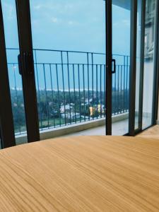 - une table dans une chambre avec vue sur la ville dans l'établissement Luxstay apartment Swimming pools and private beach, à Dien Ban