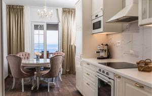 プリグラディサにあるHoliday Home Blato Prigradicaのテーブルと椅子と窓のあるキッチン