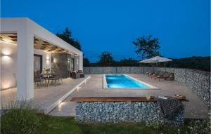 Bazén v ubytovaní Stunning Home In Tinjan With Jacuzzi alebo v jeho blízkosti + 37 fotografií