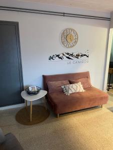 salon z kanapą i stołem w obiekcie Vue magnifique w mieście Vernet-les-Bains