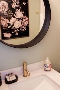 Φωτογραφία από το άλμπουμ του Romantic Waterfront Sunset Views in PEC σε Belleville +21 φωτογραφίες