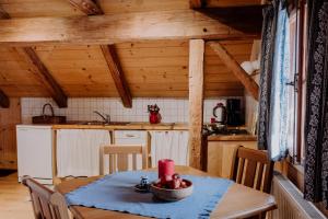 una cucina con un tavolo con una candela sopra di BUAMA Kammer ad Abtenau