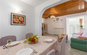 Posezení v ubytování Pet Friendly Apartment In Zambratija