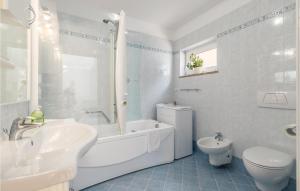 Koupelna v ubytování Pet Friendly Apartment In Zambratija