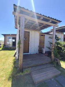 インベーにあるDunas da Imara Casa Brisaの木製デッキ(家の上にパーゴラ付)