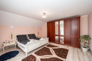 Imagen de la galería de Villa cu 4 dormitoare de 3 stele Timiș, perfectă pentru familii sau grupuri, en Utvin