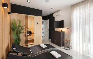 una stanza nera con un letto e una camera da letto di 4 Bedroom Beautiful Home In Banjole a Banjole