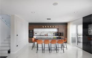 una cucina con isola e sgabelli da bar di 4 Bedroom Beautiful Home In Banjole a Banjole