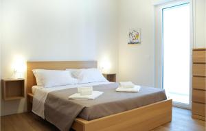 Katil atau katil-katil dalam bilik di Lovely Apartment In Pineto With Kitchen