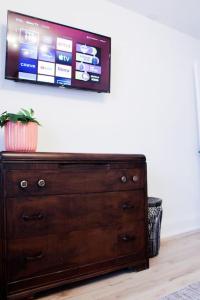 Galeriebild der Unterkunft Hotel-style Waterfront Family Suite & Sunset Views in Belleville