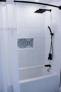 Ένα μπάνιο στο Hotel-style Waterfront Family Suite & Sunset Views