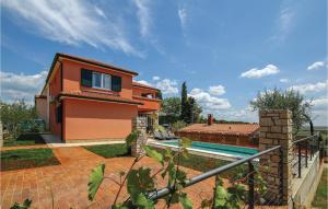 dom i basen w ogrodzie w obiekcie 4 Bedroom Awesome Home In Umag w mieście Murine