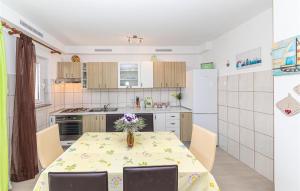 Kuchyňa alebo kuchynka v ubytovaní Two-Bedroom Apartment In Trogir