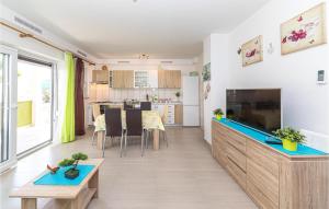 Kuchyňa alebo kuchynka v ubytovaní Two-Bedroom Apartment In Trogir