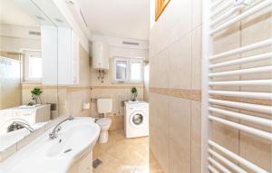 Kúpeľňa v ubytovaní Two-Bedroom Apartment In Trogir