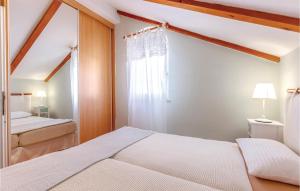 Posteľ alebo postele v izbe v ubytovaní Amazing Apartment In Dramalj With Wifi