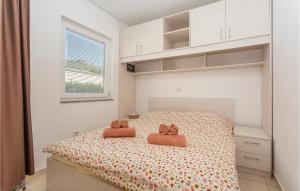 sypialnia z łóżkiem z dwoma brązowymi łukami w obiekcie 3 Bedroom Cozy Apartment In Dobrinj w mieście Dobrinj