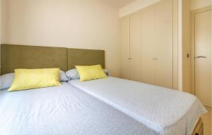 Postel nebo postele na pokoji v ubytování Nice Apartment In Los Alcázares