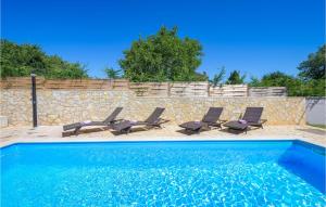 Bazén v ubytovaní Holiday Home Perci 13 alebo v jeho blízkosti