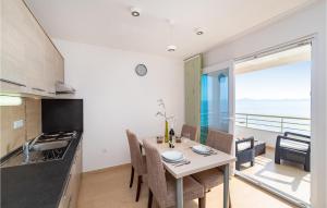 Kuchyň nebo kuchyňský kout v ubytování Beach Front Home In Kozino