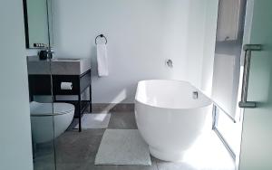 Bilik mandi di Ellipse Waterfall Executive Two Bedroom