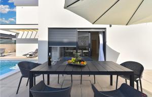 Бассейн в 3 Bedroom Cozy Home In Peroj или поблизости