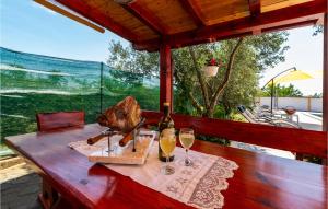 Nápoje v ubytování Five-Bedroom Holiday Home In Suhovare