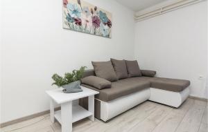 Posezení v ubytování Five-Bedroom Holiday Home In Suhovare