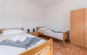 sypialnia z 2 łóżkami i szafką w obiekcie Two-Bedroom Holiday Home In Vrana w mieście Vrana