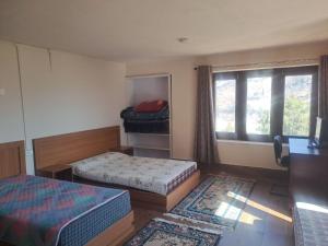 Un dormitorio pequeño con dos camas y una ventana. en Pelri, en Paro