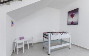Stolní tenis v ubytování 4 Bedroom Beautiful Home In Jursici nebo okolí