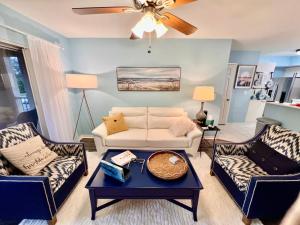 维洛海滩Beach More Getaway的客厅配有白色沙发和两把椅子