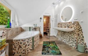 Ένα μπάνιο στο Lovely Home In Zirchow With Wifi +11 φωτογραφίες