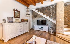 Et tv og/eller underholdning på Awesome Home In Malinska With Wifi