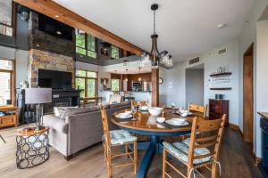 una sala da pranzo e un soggiorno con tavolo e sedie di Private Hot & ski in ski out - Altitude 170-1 a Mont-Tremblant