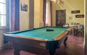 Zimmer mit Billardtisch in einem Zimmer in der Unterkunft Awesome Home In Saint-Ambroix in Saint-Ambroix