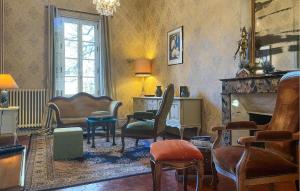 ein Wohnzimmer mit Stühlen und einem Kamin in der Unterkunft Awesome Home In Saint-Ambroix in Saint-Ambroix