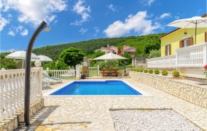 Bazén v ubytovaní Cozy Apartment In Rabac With Wifi alebo v jeho blízkosti