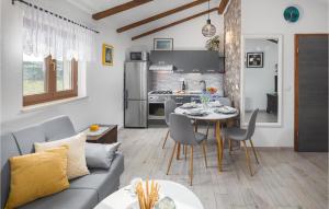 Zdjęcie z galerii obiektu Awesome Home In Rovinj With Kitchen w Rovinj