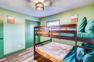 Ένα ή περισσότερα κρεβάτια σε δωμάτιο στο Nature Themed 2 BR Elmwood Park Condo +6 φωτογραφίες