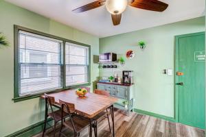 Η κουζίνα ή μικρή κουζίνα στο Nature Themed 2 BR Elmwood Park Condo